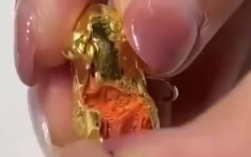 女子剪开黄金锁里面全是蜡 3g金卖10g的价！