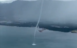 放到古代很难解释！游客坐飞机途中拍到龙吸水：宛如巨龙腾空！