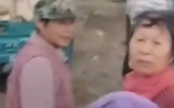 农民突发脑溢血 上百村民帮忙收玉米 网友:太暖心了！