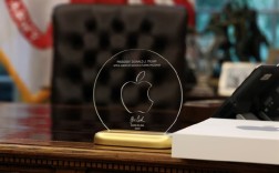 iPhone要重振美国制造辉煌！苹果CEO库克表忠心 给特朗普献上24K金大礼！