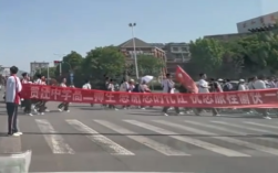 结队过马路学生拉横幅感谢礼让车辆 并鞠躬致谢！