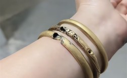 女子误触电动车充电口受伤：3根金镯被电碎2根！