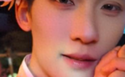 在景区做帅哥NPC 一天“壁咚”300人 本人回应！