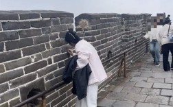 女子在长城刻字 游客拦都拦不住：警方已立案！