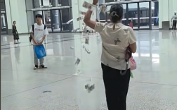 女子高铁站边走边撒纸币 撒了好几轮都被人捡走 背后原因成谜!