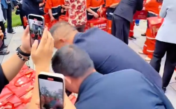 卤鹅哥送环卫工1171只卤鹅 人手一只 现场气氛非常热闹！