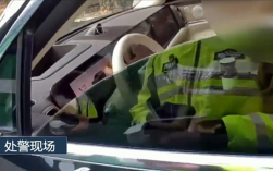 男子开启辅助驾驶双手玩手机：被交警拦下警告！