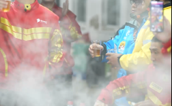 希望全职外卖员能超100万！刘强东请吃饭：有身着饿了么、美团工服小哥向其敬酒!