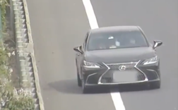 两女子高速大车道停车还压线！背后原因令人大跌眼镜！