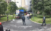 电动自行车锂电池故障 18辆车火烧连营 一片狼藉！