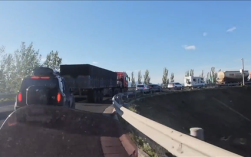 网友偶遇大堵车：竟因头车司机原地睡着了！