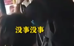 高三男生成绩下滑在公交上崩溃大哭 周围乘客纷纷安慰！