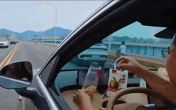 驾车时吃饭喝饮料 男子频繁炫耀智驾功能被查：罚款加扣分！