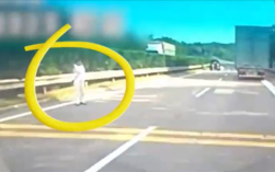 高速上女子站快车道当“警示牌”：以为打了招呼就能被看到！