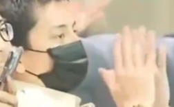 王大陆台下看表演被拍 疯狂躲镜头 在颁奖环节假装趴着睡觉！