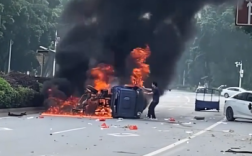 两车相撞起火男子徒手掰车救人  网友:危难之际显英豪！