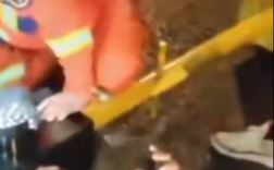 一男子边骑车边玩手机撞上灯柱 导致脑袋卡进红绿灯！