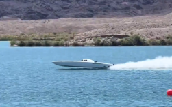 一快艇比赛中时速320公里失控：腾空翻滚数圈砸到水中！