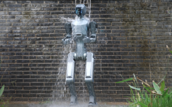 云深处发布DR02人形机器人：具备IP66防护等级 适应全天候户外作业!