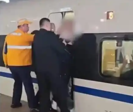上海一女子阻挡高铁关门?假 突发身体不适被车门夹住！-第1张图片