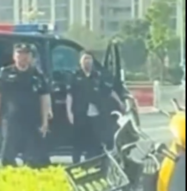 河南信阳一老人强拦婚车讨喜烟 被特警驱离！-第2张图片
