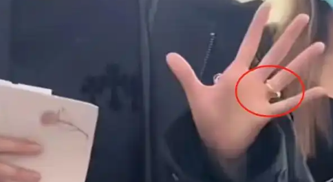 被曝分手传闻后 关晓彤左手无名指戴戒指！