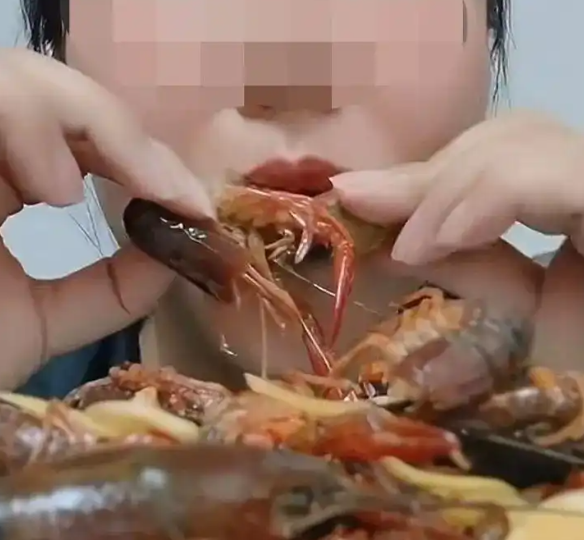 女子吃生腌小龙虾 吸虾头惊呆网友 医生提醒！