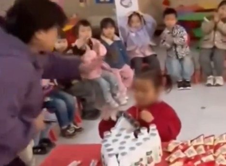 小朋友摘掉生日帽被老师打额头  网友愤怒！