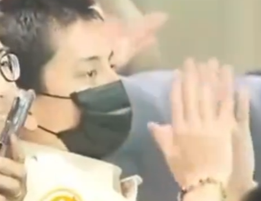 王大陆台下看表演被拍 疯狂躲镜头 在颁奖环节假装趴着睡觉！