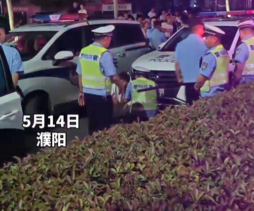 男子为躲查酒驾钻入警车车底 目击者：3个多小时不出来！
