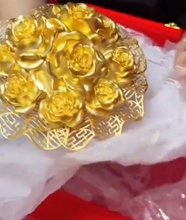 女子用180克黄金手捧花做陪嫁 意义非凡打算传承下去！