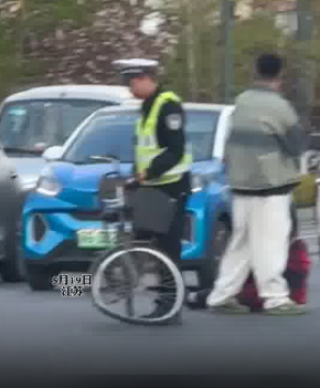 沈腾小品《扶不扶》具象化了 网友:怎么春晚现在就开始彩排了?-第1张图片