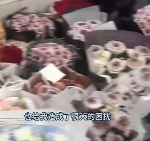 女生520收一屋子花 准备晚上摆摊去卖掉！
