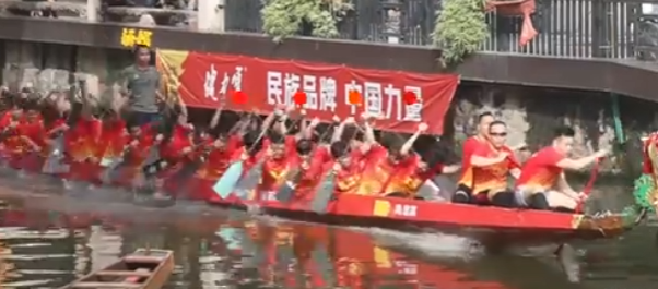 肾上腺素冲上顶端！龙舟漂移赛压弯竞速能把屈原看醒