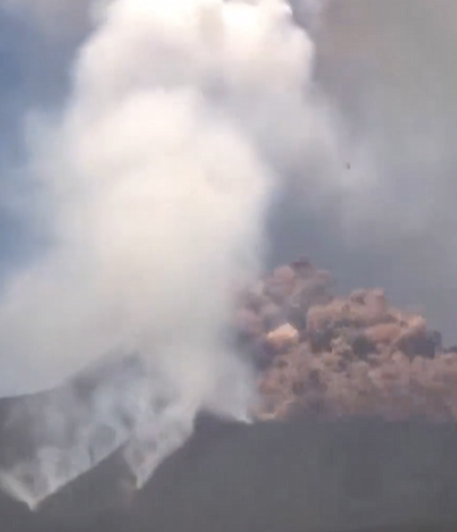 欧洲最高活火山喷发 形成千米高火山羽流 50公里外能听到爆炸声!