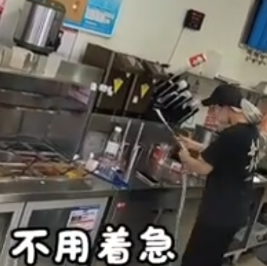 骑手安慰因订单多崩溃的女店员 客服回应！