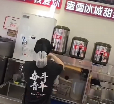 蜜雪冰城女店员不是因为爆单累哭的 到底怎么回事