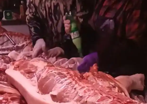 猪肉撒硼砂是旧视频?市场方澄清撒的是盐！