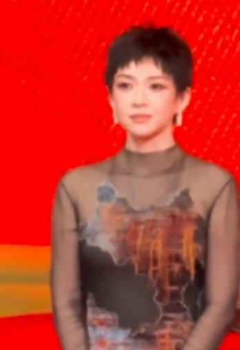 章子怡亮相上影节红毯 短发造型好飒!