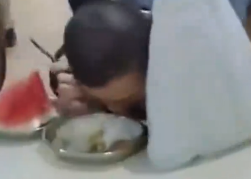韦神食堂吃饭被围观 袋子遮脸也没用！