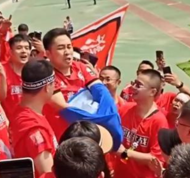 南京球迷被主队包围 秒换淮安红袍！