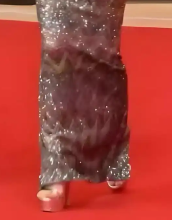 张子枫脚踩20cm高跟鞋走红毯如履平地！