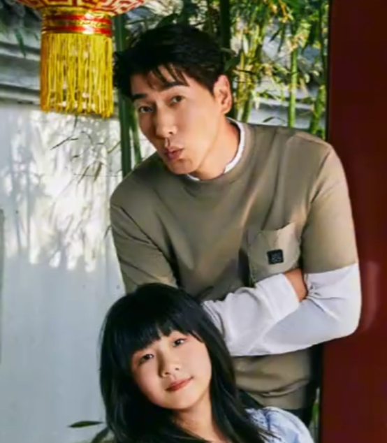 模特张亮与10岁女儿合拍杂志大片 网友：不就是天天戴假发的样子嘛！！