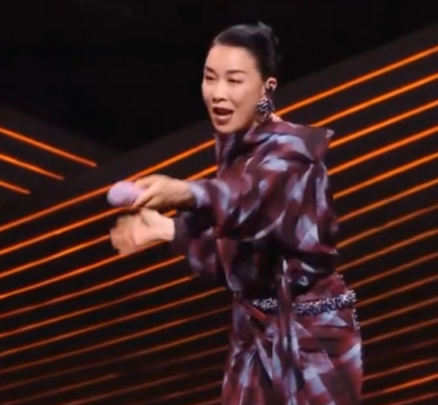 那英唱着唱着又笑场 直接演起了小品！