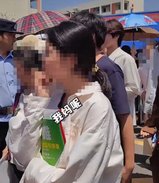 中考结束校门口上演小蝌蚪找妈妈 到底啥情况