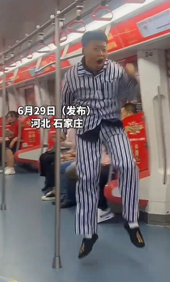 两男子地铁内穿病号服和绿巨石连体衣拍视频引恐慌 官方情况通报！-第2张图片