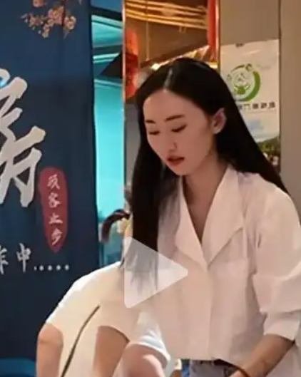 29岁女演员回应在餐厅当服务员 背后真相是什么